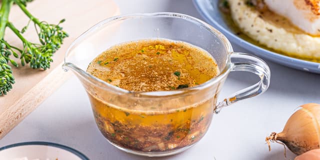 **Soyasmør:** Ta grønnsakene ut av panna og tilsett resten av smøret, finhakket sjalottløk, finhakkede urter, og soyasaus. Smak til med sitronsaft.