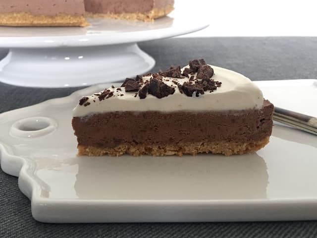 **Topping:** Før servering topper du kaken med vispet krem og hakkede sjokoladebiter.