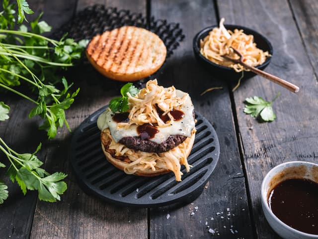 Bygg opp burgeren med briochebrød, coleslaw, burger og gode sauser.