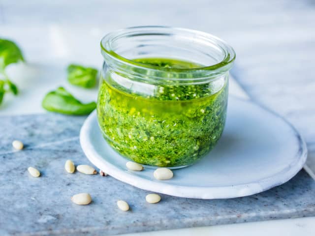 **Pistasjpesto:** Ha nøtter, basilikum og hvitløk i en foodprosessor eller blender. Bland sammen til en grov masse, spe med olivenolje til en litt tykk pesto. Vend inn finrevet parmesan, smak til med salt.