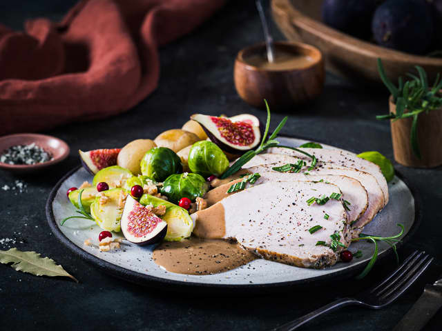 Skjær i pene skiver og dander på fat.