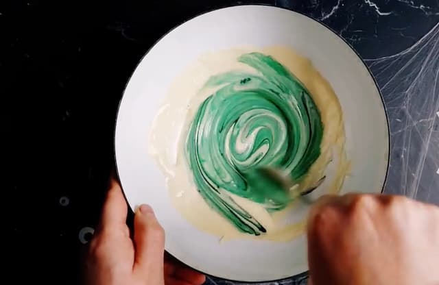 **Monsterøyne:** Smelt halvparten av den hvite sjokoladeen over vannbad. Når sjokoladen har smeltet helt, har du i konditorfarge og blander godt.