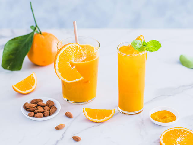 Frisk morgendrikk med appelsin og ingefær