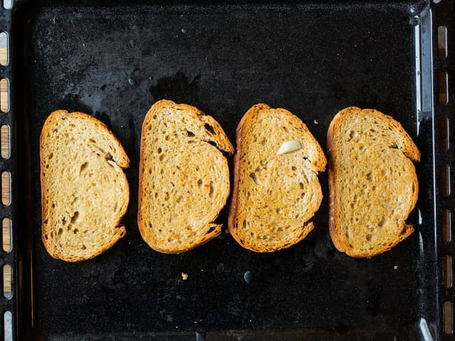 Bruk et godt brød, gjerne fransk landbrød, rist skiver i ovnen med hvitløk oppå.