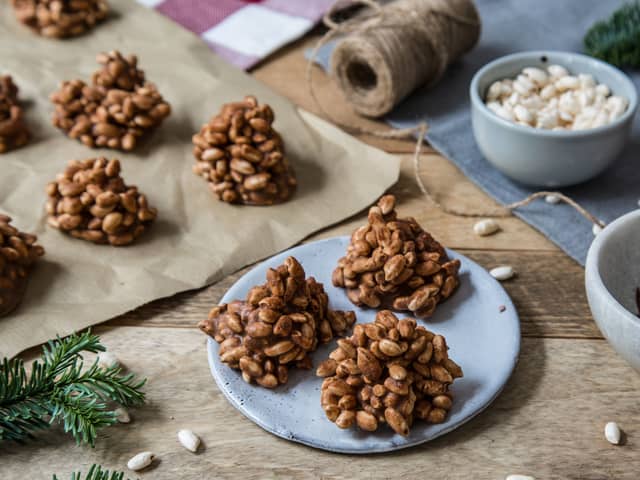 Form risboller med to skjeer, eller hendene, og legg dem på bakepapir eller i muffinsformer.