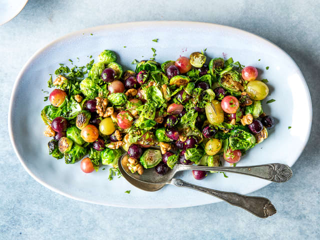 Stekt rosenkål med druer