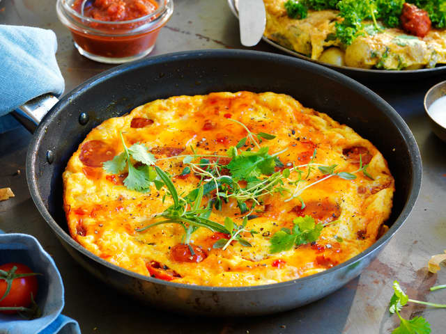 Snu tortillaen på et fat og server.