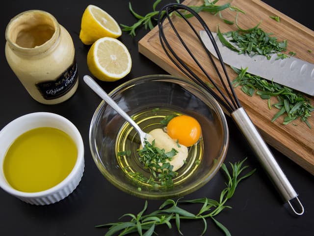 **Bearnaisekrem**: Ha den romtemperert eggeplomme i en bolle sammen med finhakket frisk estragon, sennep, sitronsaft, salt, pepper og sukker.