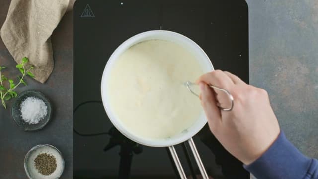 Tilsett mozzarella og revet ost og pass på at sausen ikke blir for tykk. Juster eventuelt med litt mer melk. Sett sausen til side.