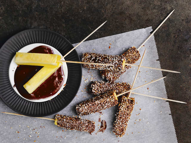 Ananas dyppet i sjokolade og kokos