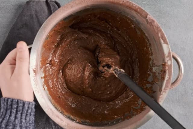 **Sjokoladekake:** Sett ovnen på 200 grader. Smelt smør i kjele, ha i vann og bakekakao, og kok opp.
