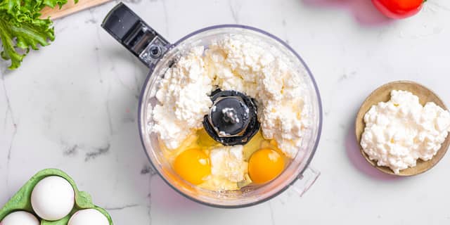 Ha cottage cheese, egg, salt og pepper i en blender eller en food processor. Du kan også bruke stavmikser. Kjør til du har en jevn røre.