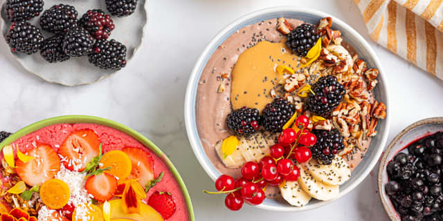 Hell smoothien over I en bolle. Topp med bananskiver, kokosflak, friske bær, og gjerne nøtter, frø, eller nøttesmør. Server umiddelbart og nyt.