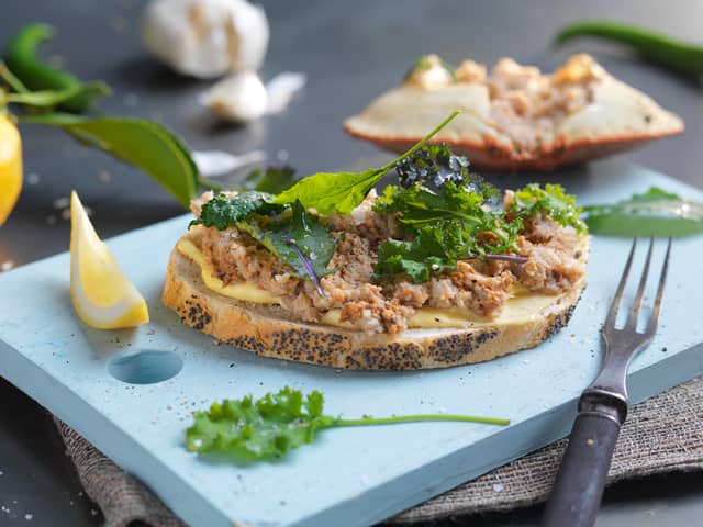 Krabbesmørbrød med aioli og sweet chili