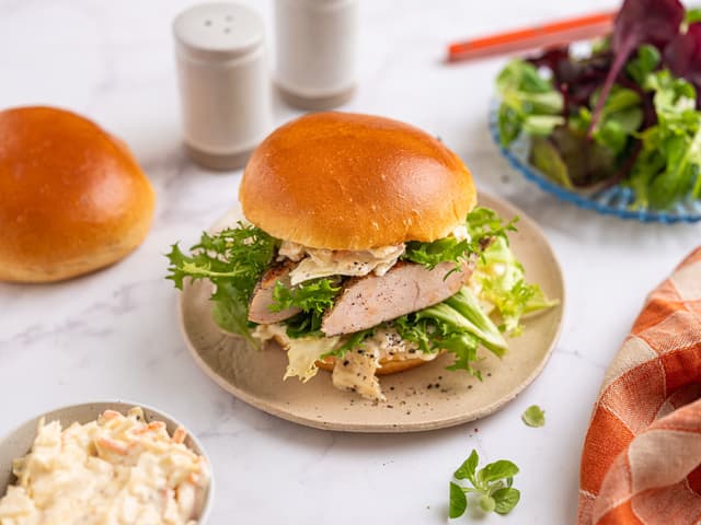 Kyllingburger med coleslaw