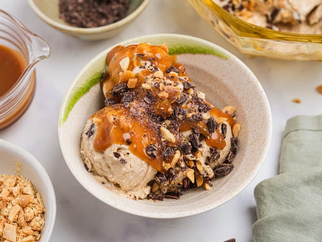 Hjemmelaget snickers-is