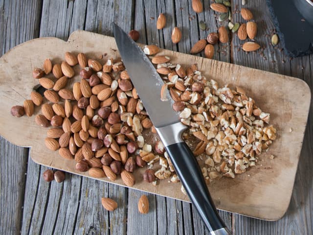 Hakk eller knus knekkebrød, og grovhakk nøttene. Bland sammen og dette i en varm, tørr panne med litt sukker. Rør underveis og sørg for at det ikke brenner seg.