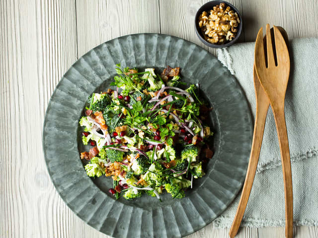 Brokkolisalat med bacon, rødløk og granateple