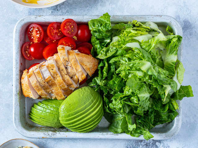 **Cobb salat:** Finhakk hjertesalaten, del avokadoen i skiver og del tomatene i to.