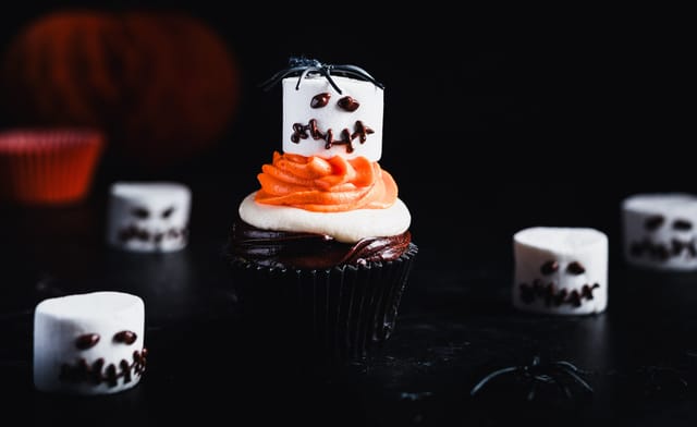 Marshmellows kan bli både spøkelser og mumier, enten på toppen av en cupcake eller på en grillpinne. Lag ansikt av konditorfarge eller smeltet sjokolade.