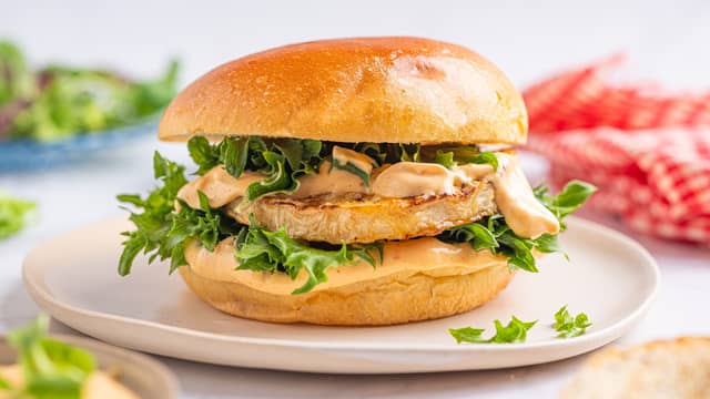 Smør et lag chilimajones på bunnen av hvert brød. Legg på salat og en skje coleslaw. Topp med en varm skive karamellisert sellerirot. Legg gjerne på litt ekstra coleslaw før du setter på toppen av brødet. Server med en gang.