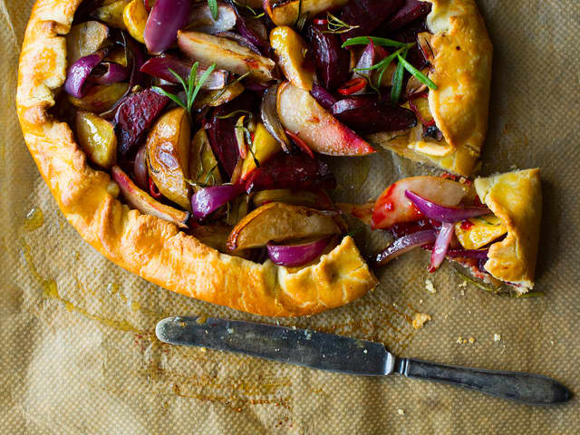 Rustikk terte med beter, rødløk og pære