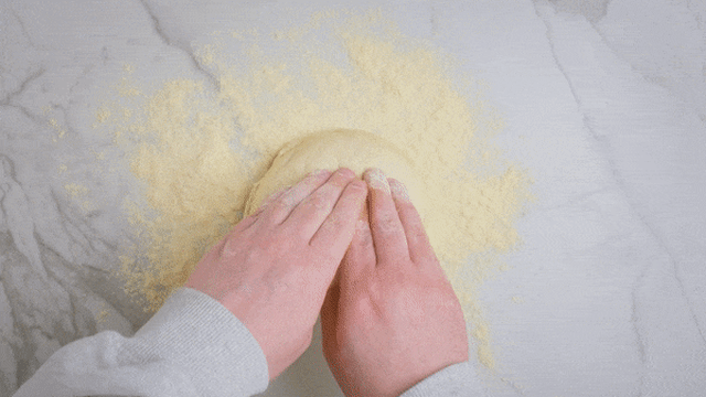 **Utbaking:** Ha durumhvetemel på benken og strekk ut deigen med hendene. La deigen hvile over håndbakene samtidig som du roterer deigen rundt.