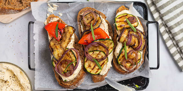 Server som tilbehør til kjøtt eller fisk, til salaten, eller på bruschetta.