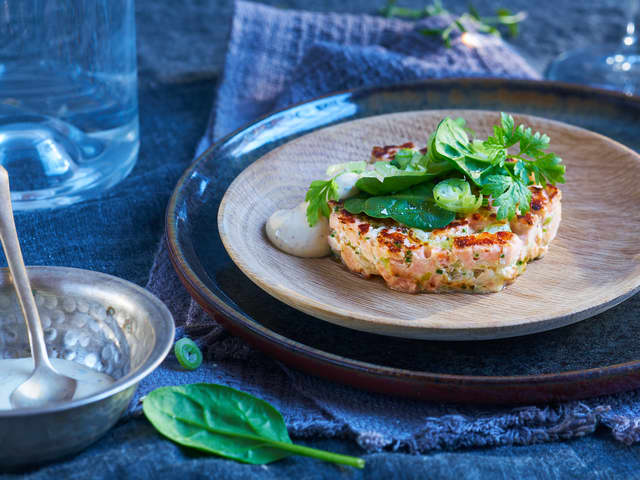 Lettstekt laksetartar med vårløk