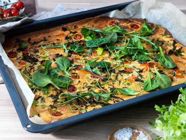 Pannekake i langpanne med grønnkål og cherrytomater