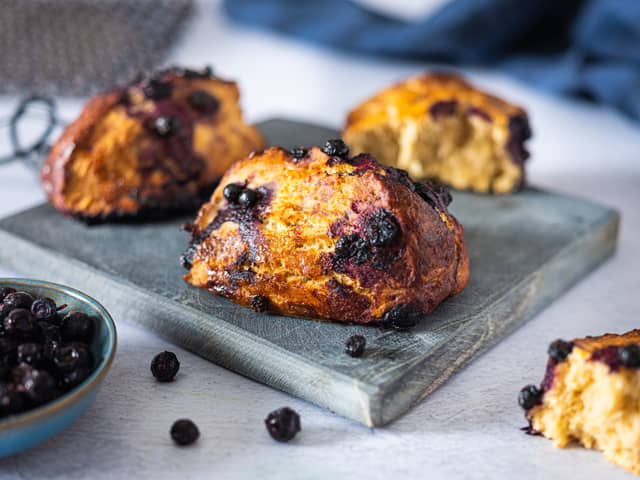 Server nystekte scones med sjokolade til frokost, lunsj eller ta med på tur!