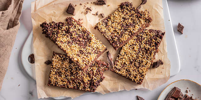 Puffet quinoa er veldig godt med sjokolade, da den gir mye crunch. [Prøv gjerne denne oppskriften og server som digg snacks.](https://meny.no/oppskrifter/Snacks/sjokolade-med-puffet-quinoa/)