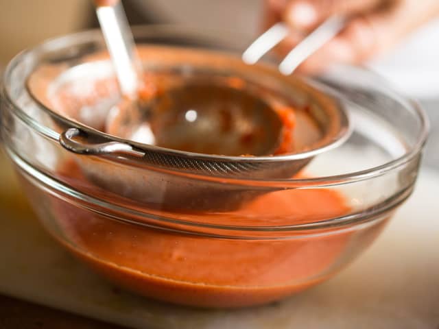 Gni suppen gjennom en sil. La tomatsuppen stå i kjøleskapet frem til servering.