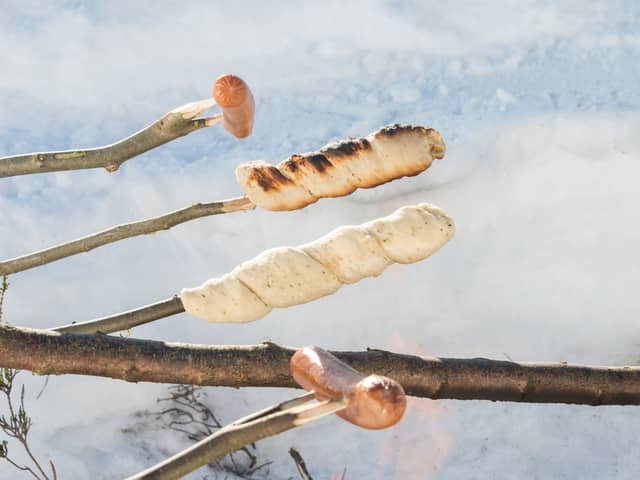 **Steke pinnebrød på bål:** Finn trepinner i skogen, fjern kvister og spikk dem med en kniv så de blir skarpe på enden. Dra deigen ut i avlange biter og tvinn dem rundt pinnen.
