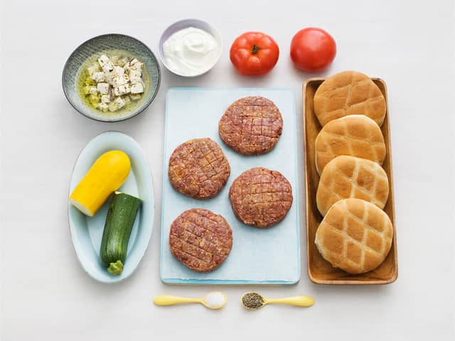 Hamburger med smak av Hellas! Husk at marinerte oliven smaker godt til.