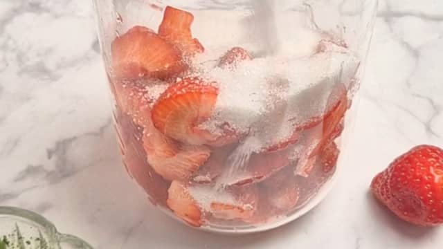 Kjør jordbær, sukker og vaniljesukker til en purè med stavmikser, eller knus dem med en gaffel.