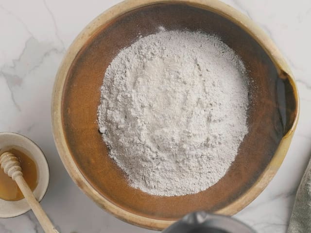**Brøddeig:** Ha alle ingrediensene i en stor bolle. Bland godt sammen til en klissete deig.