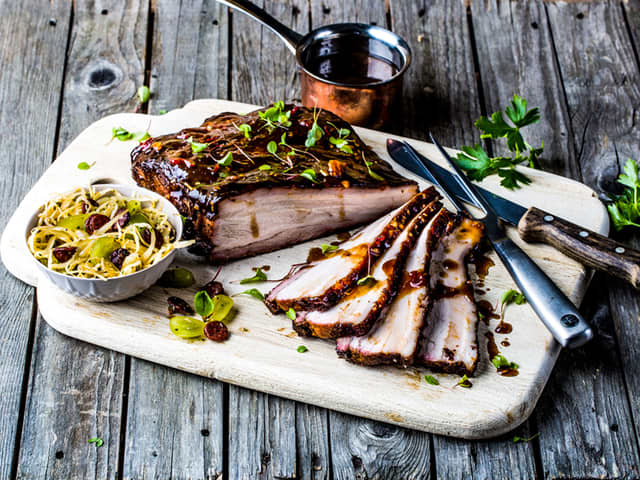 Ribbe med BBQ glaze og kålsalat