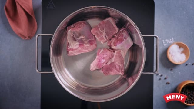 **Lammegryte:** Varm olivenolje i en stor panne eller gryte. Ha i lammekjøttet og krydre med salt og pepper. Stek på begge sider til kjøttet er gyllent.