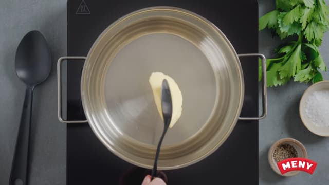 Smelt smøret i en kjele ved middels varme. Tilsett melet og rør det godt inn slik at det blir en tykk og jevn masse. La det surre under omrøring i ca 2 minutter.