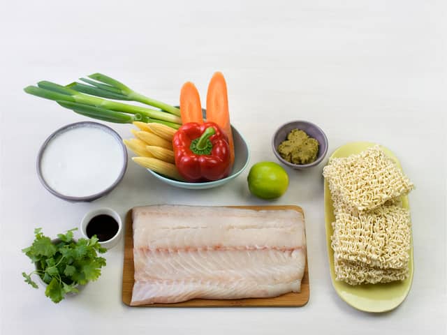 Finn frem ingrediensene og skær fisken i terninger.