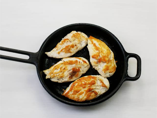 **Kyllingfilet:** Krydre kyllingfiletene med salt og pepper og stek i olje i en stekepanne, først på høy varme til den er gyllen på alle sider, så videre på medium varme under lokk til den er akkurat gjennomstekt. Det tar ca 10 minutter til sammen.