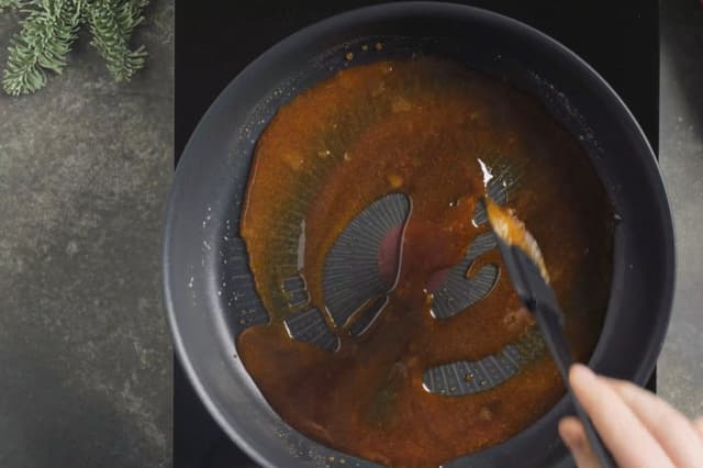 Kok opp sukker, vann og salt så det smelter, det skal ikke koke.