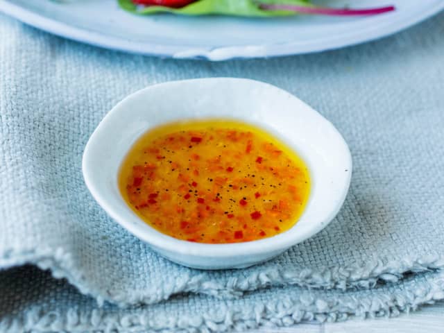 **Dressing:** Lag dressingen ved å finhakke chilien og blande inn resten av ingrediensene.
