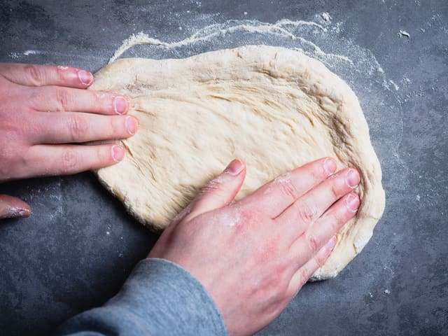 Strekk dem ut med hendene til ønsket størrelse og tykkelse. La kanten av pizzaen være litt tykkere.
