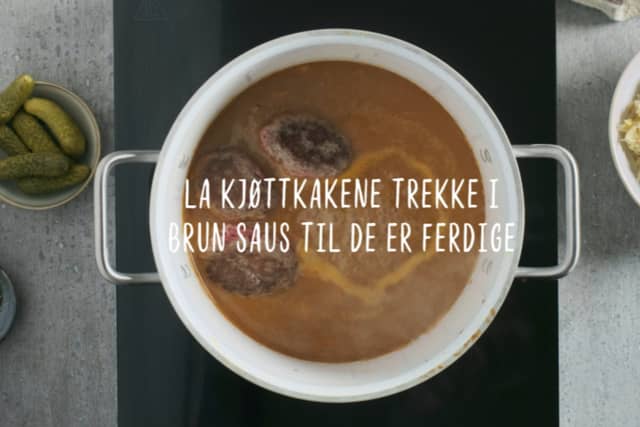 La kjøttkakene trekke i sausen i 10-15 minutter.