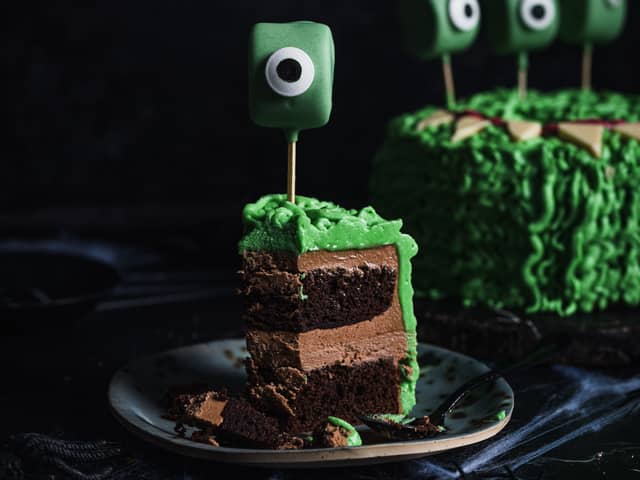 Til slutt setter du grillspydene med monsterøynene ned i kaken. Perfekt til Halloweenfesten!