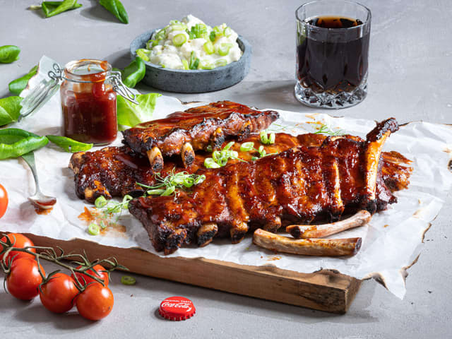 Server gjerne potetsalat, ekstra BBQ saus og hvitløksbaguetter til spareribsen.