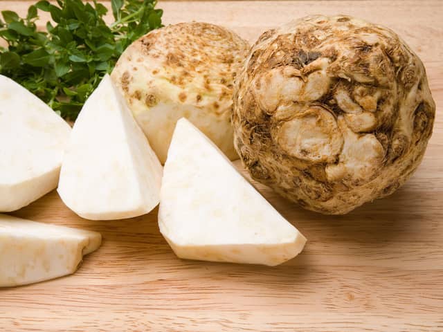 **Sellerirot- og søtpotetpure:** Skrell søtpoteter og sellerirot, og kok dem møre i vann. Hell av vannet, mos med en stapper. Tilsett en god spiseskje med smør og litt matfløte. Kjør til glatt puré med en stavmikser, og krydre med salt og pepper etter smak.