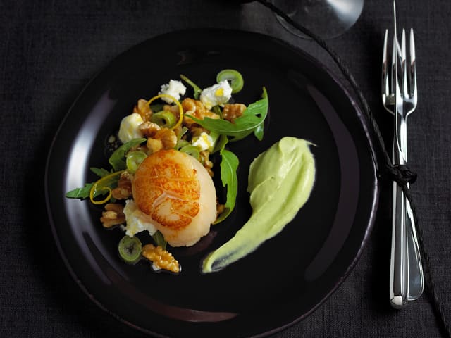 Kamskjell med chevre- og valnøttsalat